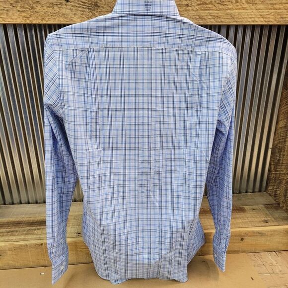 Crown & Ivy stretch button down - Picture 4 of 7